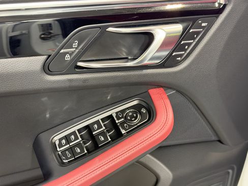 Used 2026 Porsche Macan AWD/4WD image 23