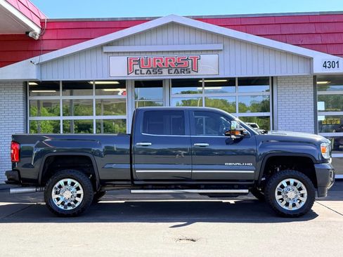 Used 2018 GMC Sierra 2500 Denali w/ Duramax Plus Package AWD/4WD image 2