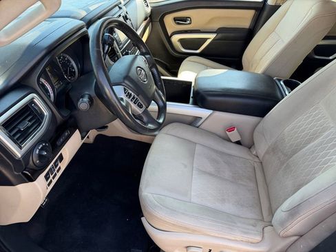 Used 2017 Nissan Titan SV image 10