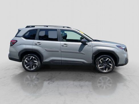 Used 2025 Subaru Forester Premium AWD/4WD image 8