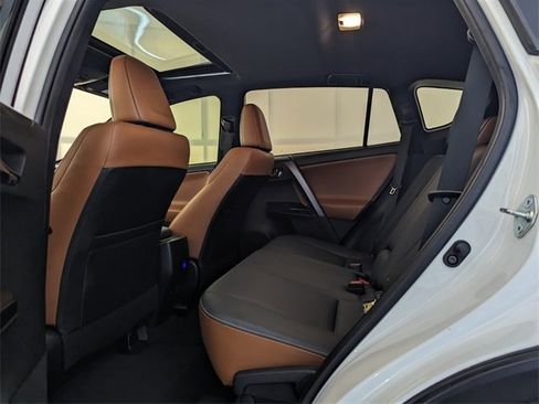 Used 2018 Toyota RAV4 SE image 7