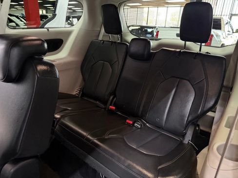 Used 2018 Chrysler Pacifica Touring-L Plus w/ Advanced Safetytec Group FWD image 40
