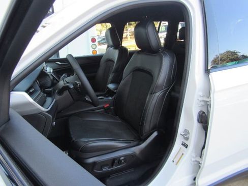 Used 2025 Jeep Grand Cherokee Altitude image 16