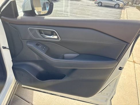 Used 2023 Nissan Rogue Platinum AWD/4WD image 11