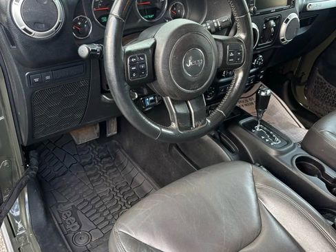 Used 2015 Jeep Wrangler Unlimited Rubicon w/ Connectivity Group image 13