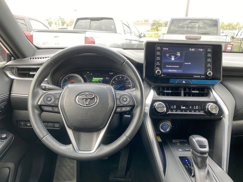 Used 2022 Toyota Venza XLE image 13