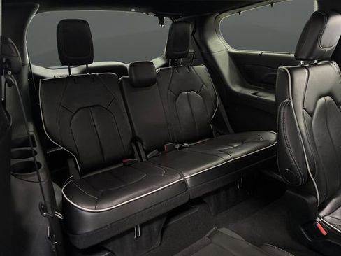 Used 2025 Chrysler Pacifica Limited image 33