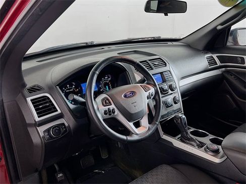 Used 2014 Ford Explorer XLT image 31