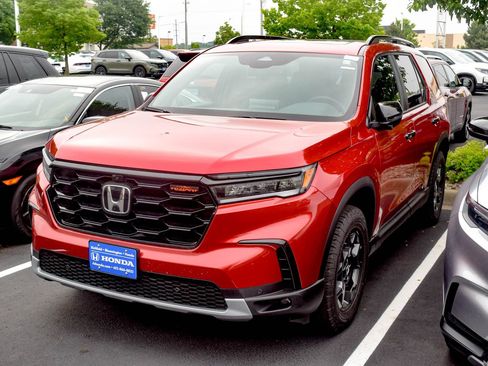 Used 2025 Honda Pilot TrailSport image 13