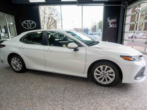 Used 2024 Toyota Camry LE image 5