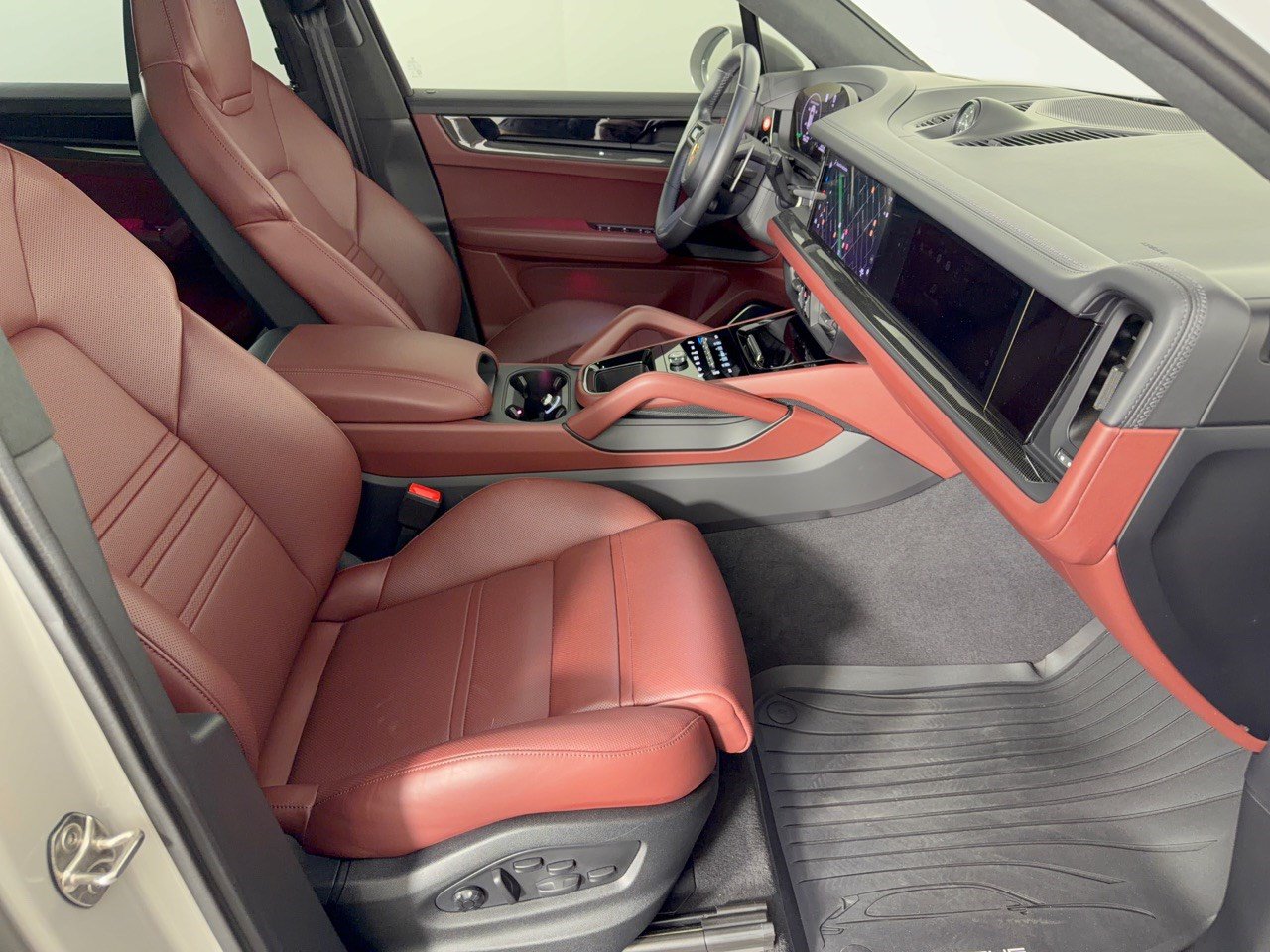 Certified 2025 Porsche Cayenne GTS AWD/4WD image 30