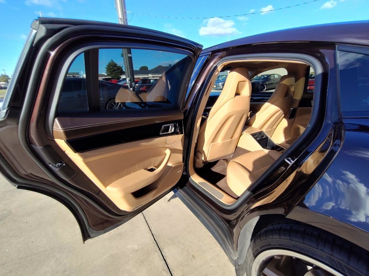 Used 2018 Porsche Panamera RWD image 39