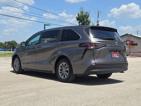 Used 2024 Toyota Sienna LE FWD image 3