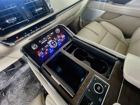 Used 2021 Lincoln Navigator Reserve w/ Luxury Package RWD image 25