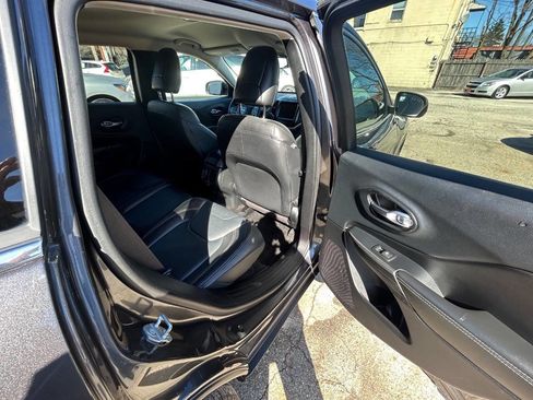 Used 2016 Jeep Cherokee Limited image 8