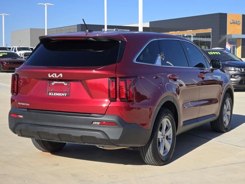 Used 2023 Kia Sorento LX image 9