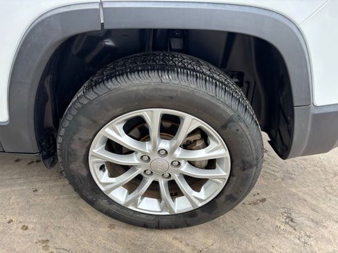 Used 2019 Jeep Cherokee Latitude w/ Popular Appearance Group image 10