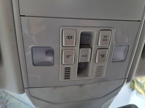 Used 2023 Volkswagen Jetta SE w/ Panoramic Sunroof Package image 18