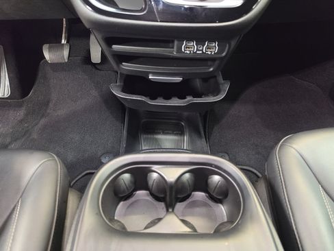 Used 2025 Chrysler Pacifica Select FWD image 22