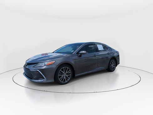 Used 2021 Toyota Camry XLE FWD image 4