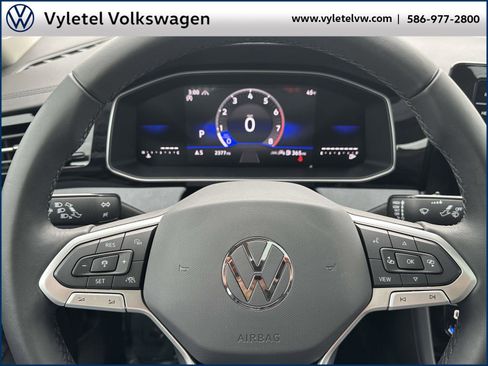 Certified 2025 Volkswagen Jetta SE w/ Sunroof Package image 20