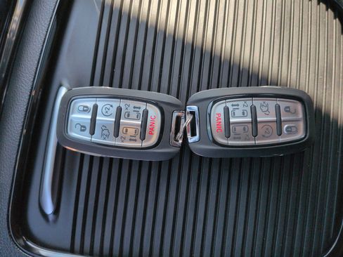 Used 2025 Chrysler Pacifica Limited FWD image 28