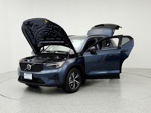New 2026 Volvo XC40 B5 Core w/ Climate Package image 9
