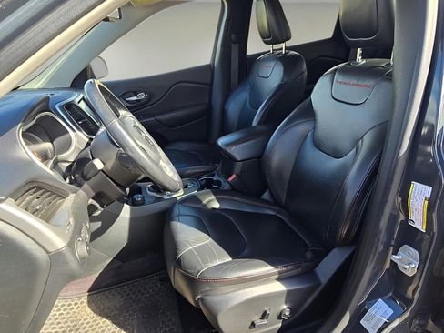 Used 2016 Jeep Cherokee Trailhawk w/ Comfort/Convenience Group image 13