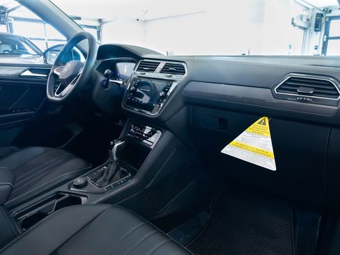 Used 2023 Volkswagen Tiguan SE image 25