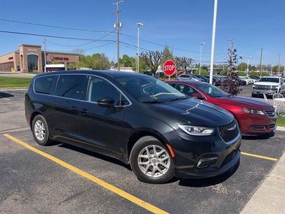 Used 2023 Chrysler Pacifica Touring-L