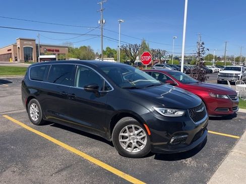 Used 2023 Chrysler Pacifica Touring-L FWD image 1
