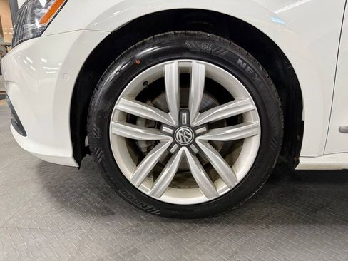 Used 2017 Volkswagen Passat 1.8T SEL Premium FWD image 7