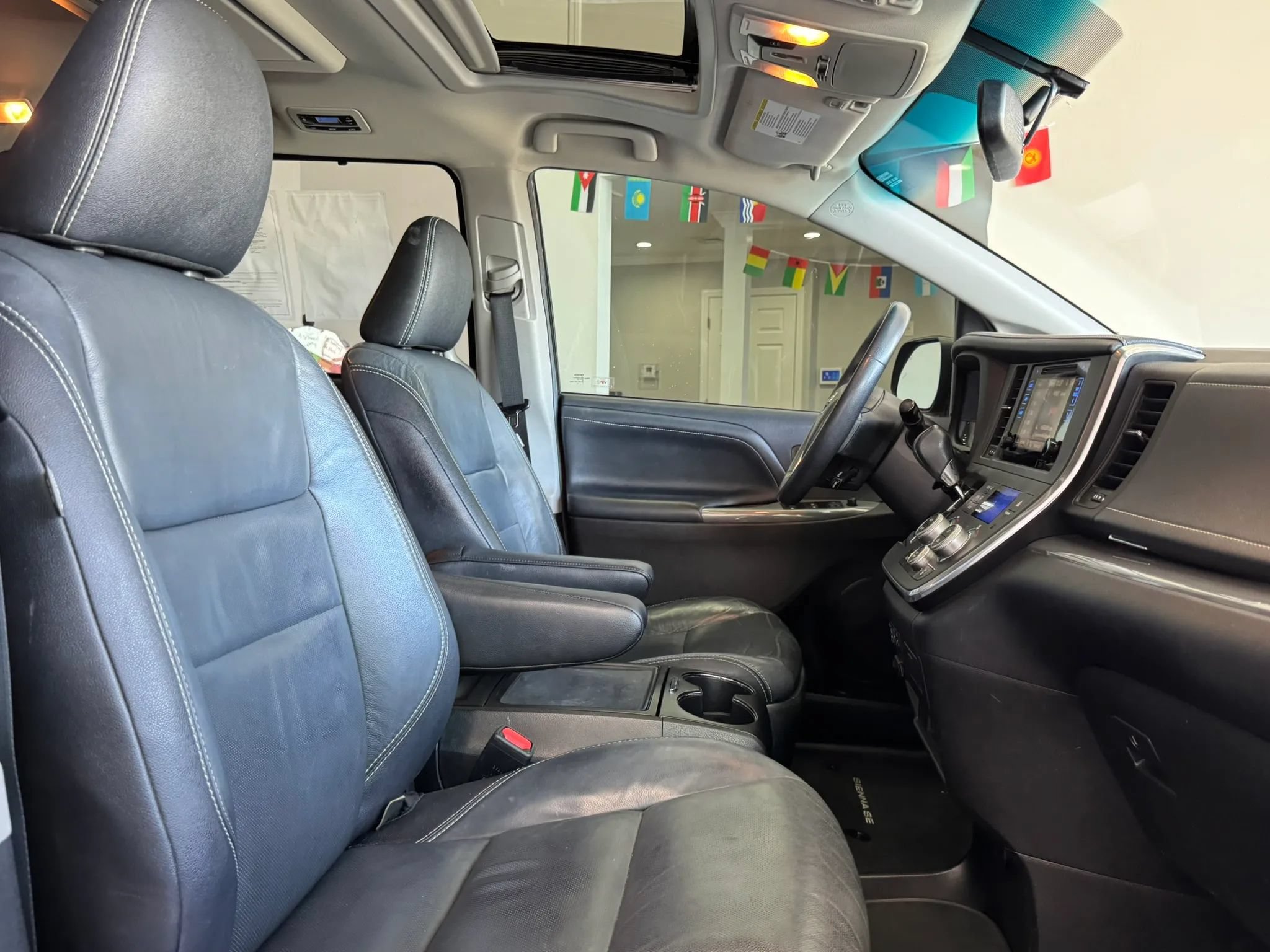 Used 2017 Toyota Sienna SE Premium FWD image 23
