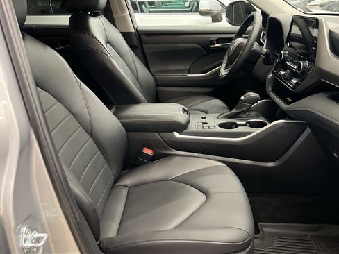 Used 2025 Toyota Highlander XLE AWD/4WD image 25