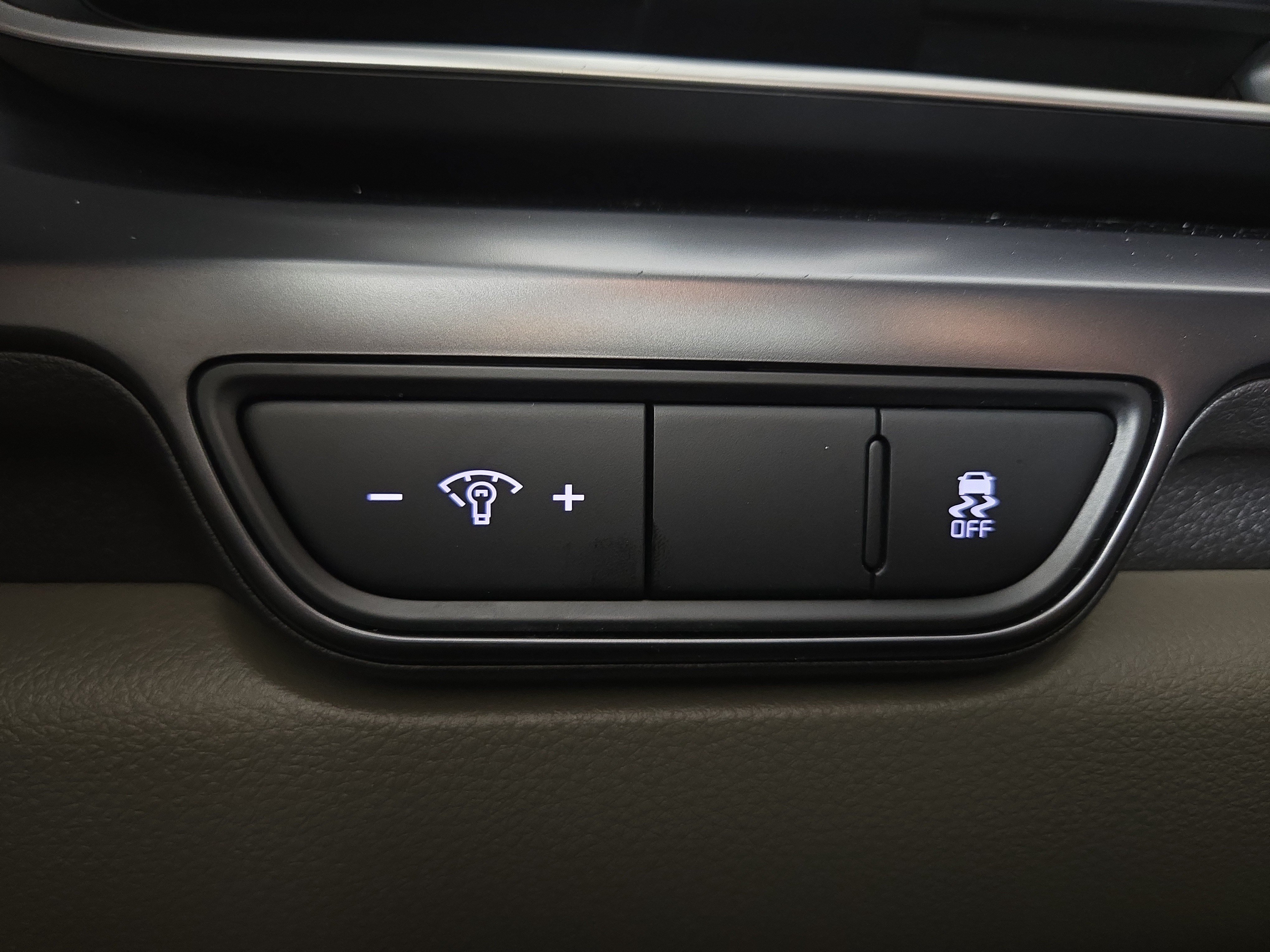 Used 2025 Kia Carnival FWD image 26