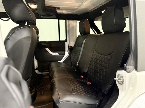 Used 2014 Jeep Wrangler Unlimited Sahara w/ Connectivity Group AWD/4WD image 15