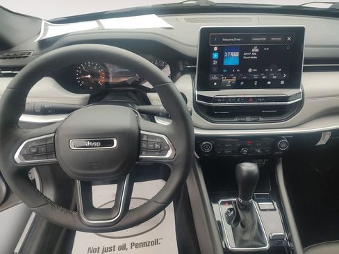 Used 2025 Jeep Compass Limited AWD/4WD image 10