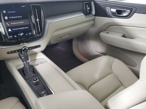 Used 2018 Volvo XC60 T5 Momentum w/ Vision Package image 19