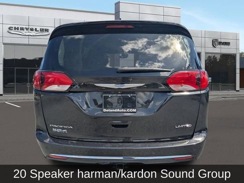Used 2018 Chrysler Pacifica Limited w/ Tire & Wheel Group FWD image 4