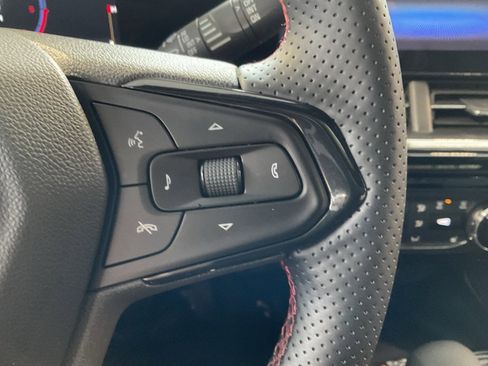 Used 2025 Chevrolet Trax RS w/ Sunroof Package image 13