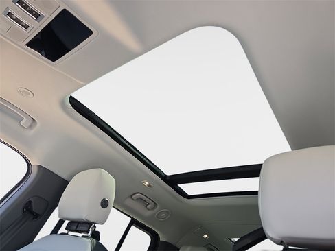 New 2025 Land Rover Defender 130 X-Dynamic SE image 31