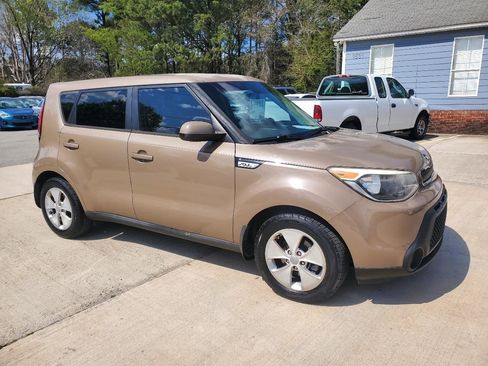 Used 2016 Kia Soul + image 3