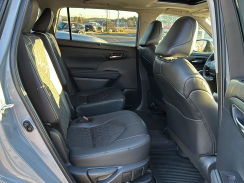 Certified 2024 Toyota Highlander XLE image 11