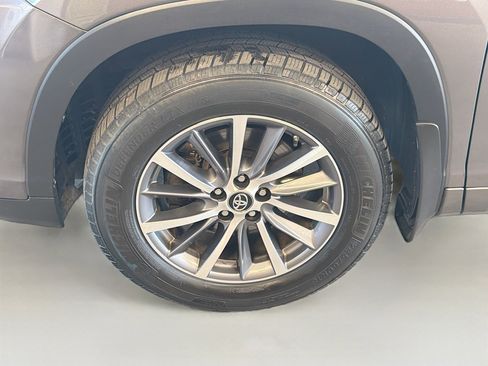 Used 2017 Toyota Highlander XLE image 11