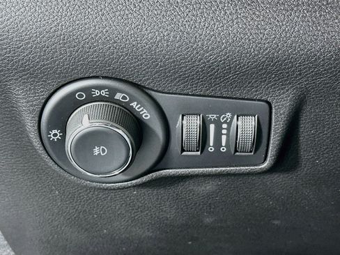 Used 2025 Jeep Compass Limited AWD/4WD image 17