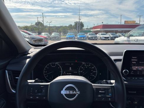 Used 2025 Nissan Rogue SV FWD image 36