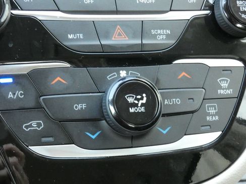 Used 2023 Chrysler Pacifica Touring-L FWD image 30