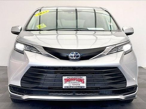 Used 2022 Toyota Sienna LE AWD/4WD image 2