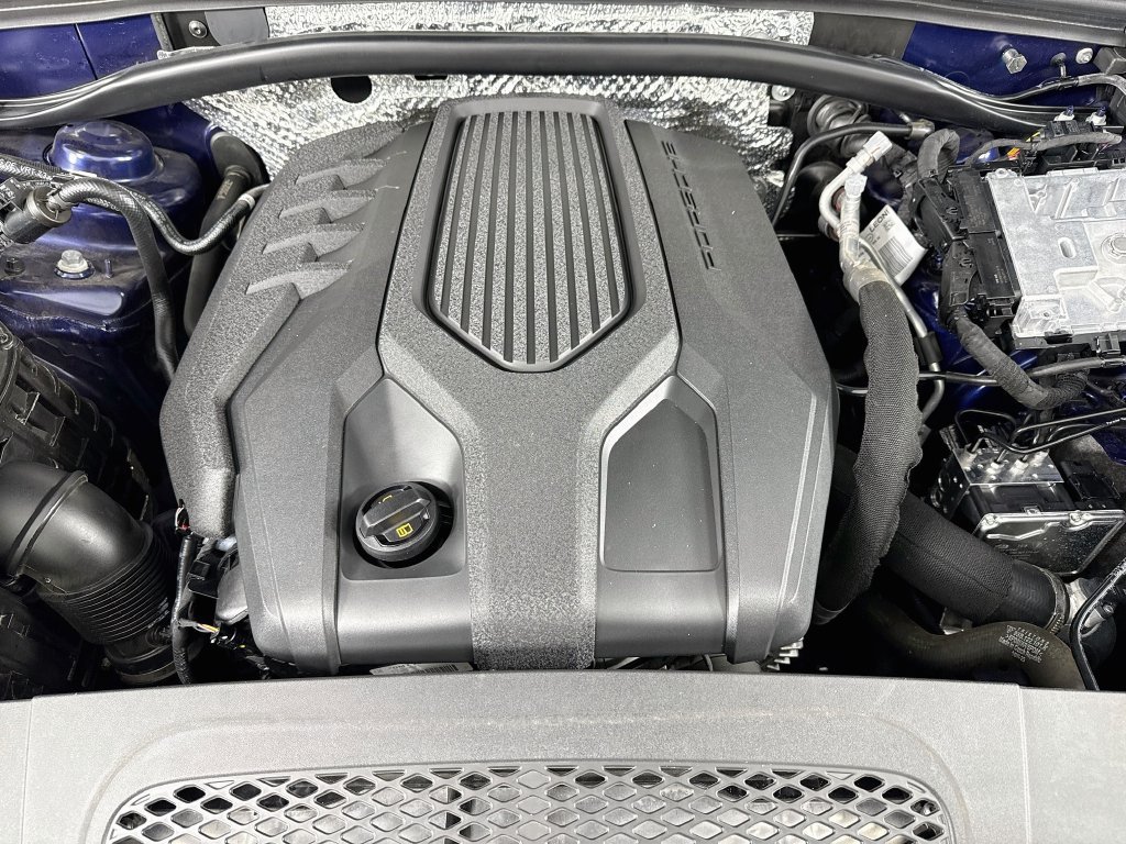 Certified 2025 Porsche Macan AWD/4WD image 32