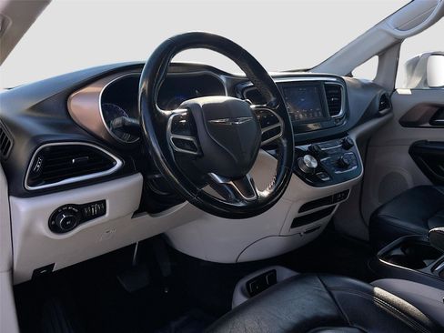 Used 2019 Chrysler Pacifica Touring-L image 10